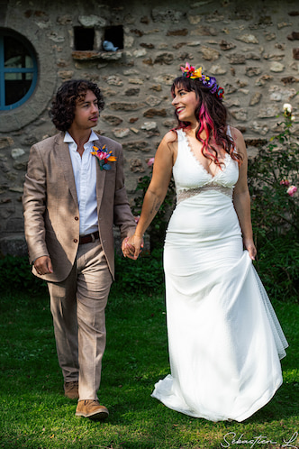 Portraits des mariés à travers un cadre tenu par leurs enfants qui se cachent les yeux
